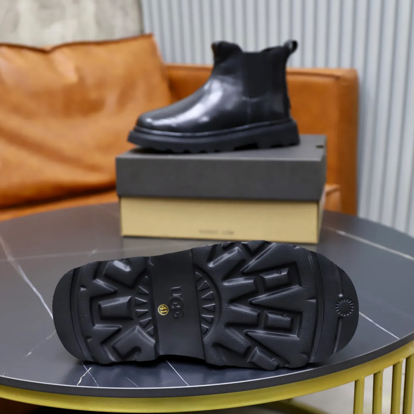 Ex-factory price: 680💰Thick wool imported from Australia Brand: UGG genuine purchase Size: 39-44 Grade: Official website 1:1 Material: First layer of genuine leather waterproof and antifreeze upper Real wool lining Original non-slip soft wear-resistant outsole Style category: Men's casual shoes Trendy style Comfortable on the feet Color: Official website color synchronization